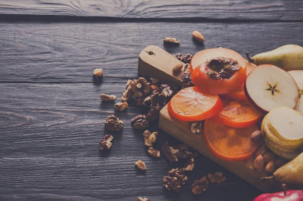 Egészséges élelmiszer - fából készült fedélzet-val gyümölcsök. — Stock Fotó