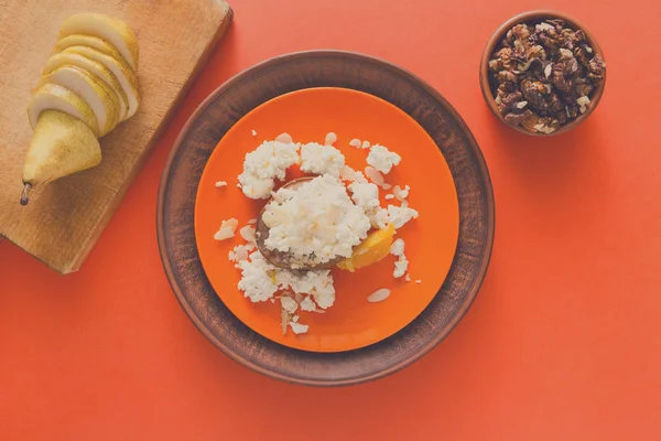 Sağlıklı kahvaltı - süzme peynir, fındık ve meyve