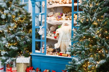 Noel geliyor. Süslü çam ağaçları ve arka plan sunar