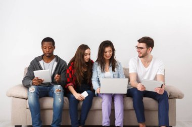 Çeşitli genç öğrenciler evde sınavına hazırlık