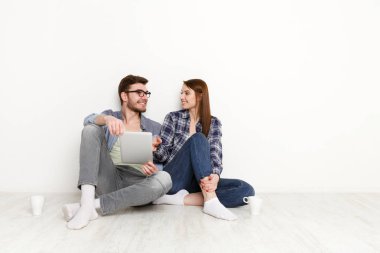 Çift dijital tablet üzerinde satın alma siparişi