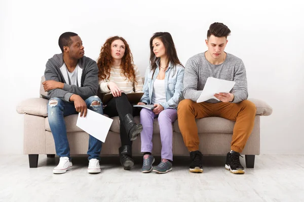 Çeşitli genç öğrenciler evde sınavına hazırlık