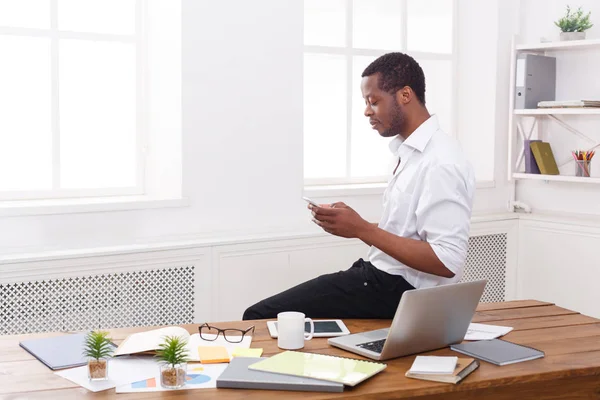 Modern beyaz Office mobile ile genç siyah işadamı