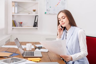 İş konuşalım, kadın ofiste telefonla danışmanlık