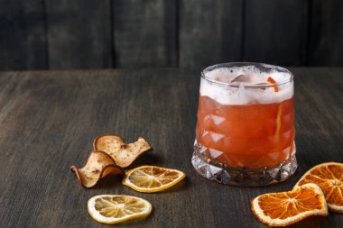 Turuncu kokteyl ile ahşap arka plan ağaç kavunu