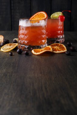 Kan portakalı margarita kokteyl ahşap arka plan