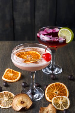 Rustik ahşap arka plan üzerinde renkli kokteyller