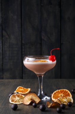 Kahve ahşap masa arka plan üzerinde kokteyl