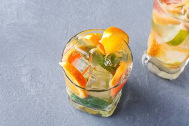 Narenciye içecekler ve meyve renkli yaz arka plan