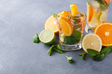 Narenciye içecekler ve meyve renkli yaz arka plan