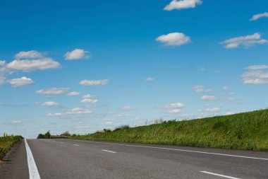 Doğal manzara mavi gökyüzü arka plan yolda ülke