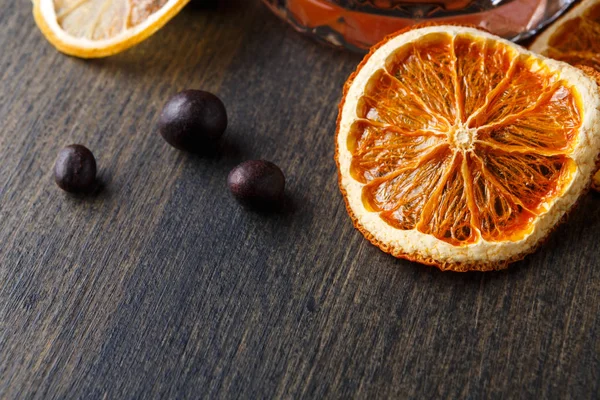 Gekonfijte stukjes sinaasappel achtergrond op hout — Stockfoto