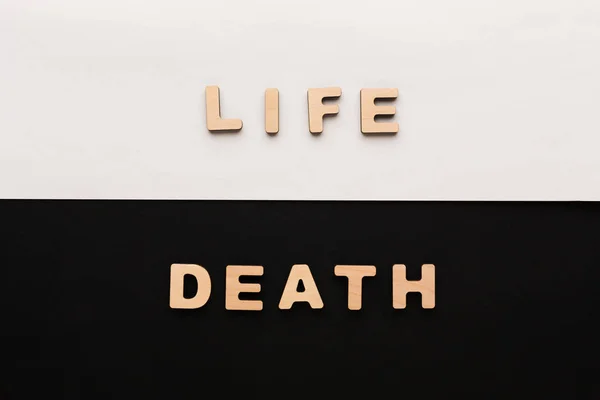 Yaşam ve ölüm kontrast arka plan üzerinde kelime — Stok fotoğraf