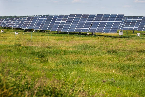 Paneles solares sobre fondo azul del cielo — Foto de Stock