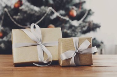 Noel hediyeleri dekore edilmiş ağaç arka planda, tatil kavramı