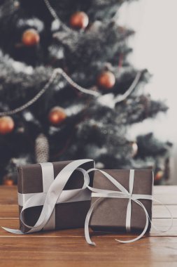 Bir şekilde dekore edilmiş ağaç arka planda, tatil kavramı Noel hediyeleri