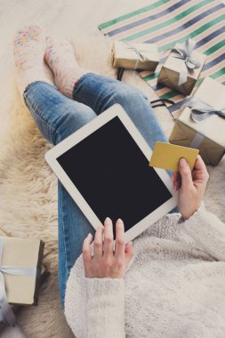 Kadın alışveriş online kredi kartıyla, üstten görünüm