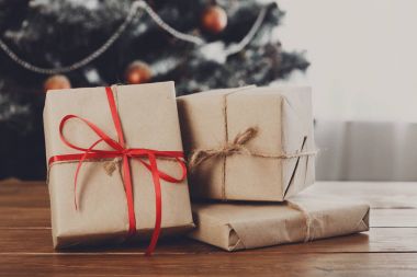 Noel hediyeleri dekore edilmiş ağaç arka planda, tatil kavramı