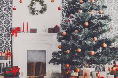 Noel ağacı modern iç mekan, tatil kavramı içinde dekore edilmiştir.