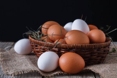 Taze tavuk beyaz ve kahverengi çuval closeup, arka plan tarım organik yumurta