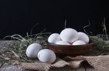 Taze tavuk beyaz ve kahverengi çuval closeup, arka plan tarım organik yumurta
