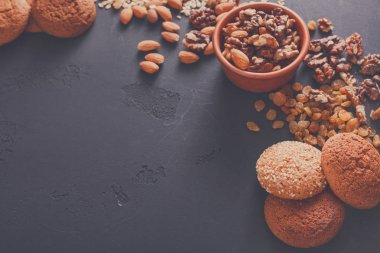 Düz yatıyordu yulaf kurabiye ve koyu arka plan, kopya alanı fındık