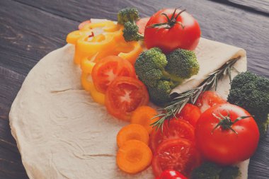 Pide ekmek arka plan üzerinde taze sebze.