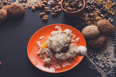 Sağlıklı kahvaltı - süzme peynir, fındık ve yulaf kurabiye