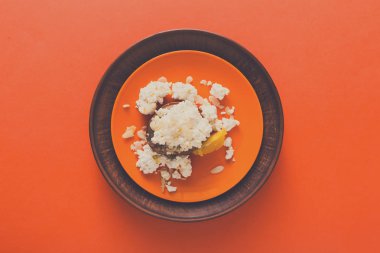 Sağlıklı kahvaltı - süzme peynir ve meyve