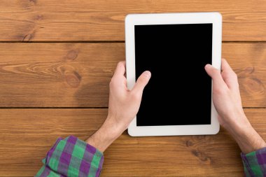 Erkek dijital tablet, yakın çekim, üstten görünüm kullanma
