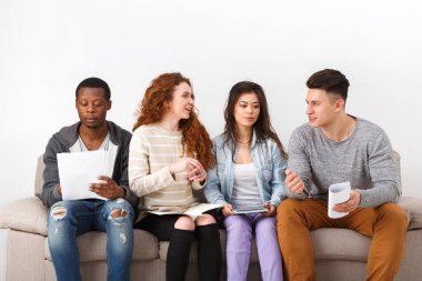 Çeşitli genç öğrenciler evde sınavına hazırlık