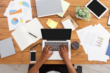 Afrikalı-Amerikalı işadamı iş, Masa üstü görünümü