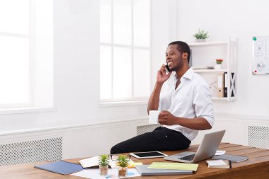 Modern beyaz Office mobile ile genç siyah işadamı