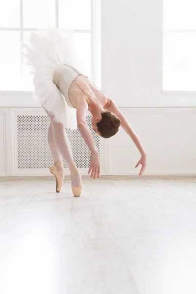 Hermosa bailarina bailando en clase de ballet — Foto de Stock