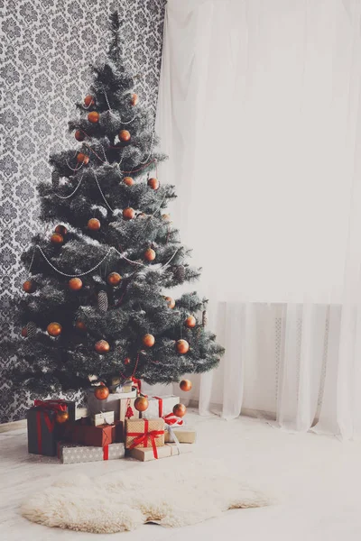 Karácsonyi díszített fa, modern belső, holiday-fogalommal — Stock Fotó