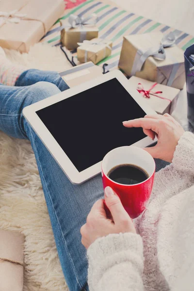 Woman shopping online with a credit card — Stock Photo, Image