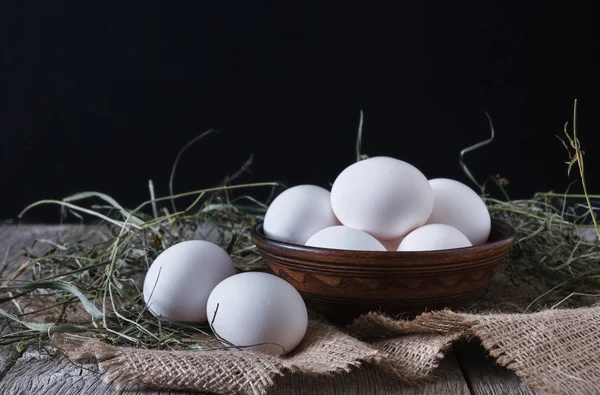 Taze tavuk beyaz ve kahverengi çuval closeup, arka plan tarım organik yumurta