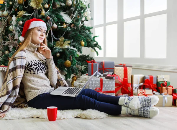 楽しいクリスマスの準備オンライン ショッピング女性 — ストック写真