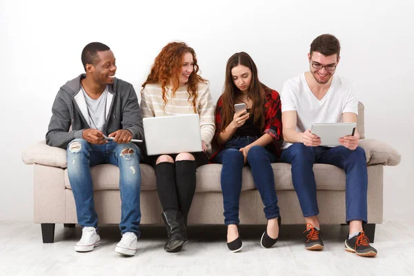 Diversos jóvenes estudiantes que se preparan para el examen en casa — Foto de Stock