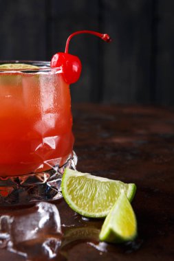 Kireç kahverengi masa arka plan üzerinde kırmızı kokteyl