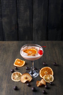 Kahve ahşap masa arka plan üzerinde kokteyl