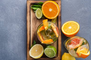 Narenciye içecekler ve meyve renkli yaz arka plan