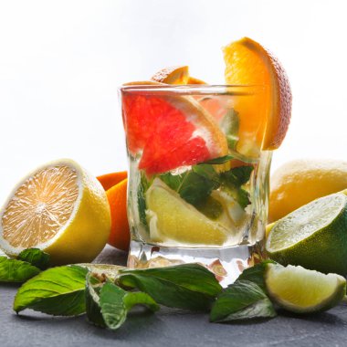 Narenciye içecekler ve meyve renkli yaz arka plan