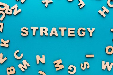 Mavi arka plan üzerinde kelime strateji