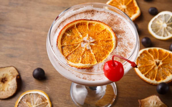 Fette di frutta secca su sfondo cartone di legno — Foto Stock