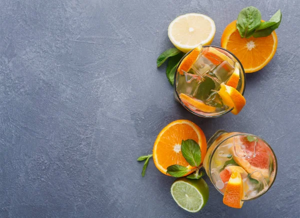 Барвистий літній фон з цитрусовими напоями та фруктами — стокове фото
