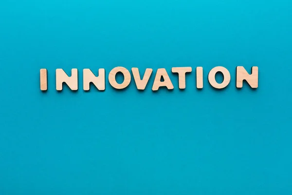 Palavra Inovação no fundo azul — Fotografia de Stock