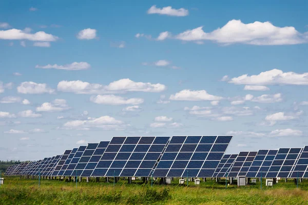 Paneles solares sobre fondo azul del cielo — Foto de Stock