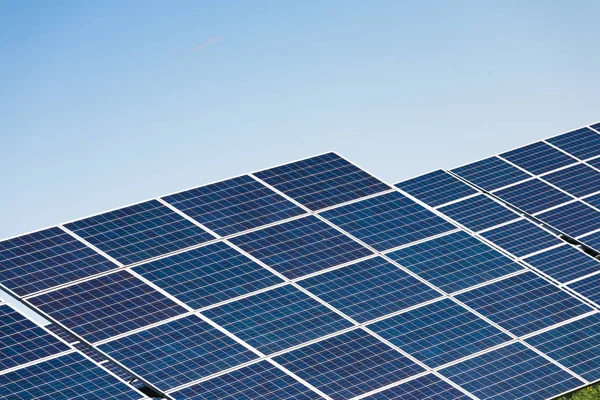 Paneles solares sobre fondo azul del cielo — Foto de Stock