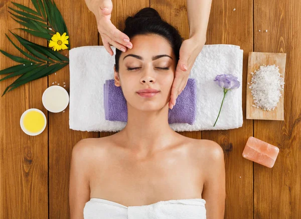 Masajista mujer hacer masaje lifting facial en spa centro de bienestar — Foto de Stock